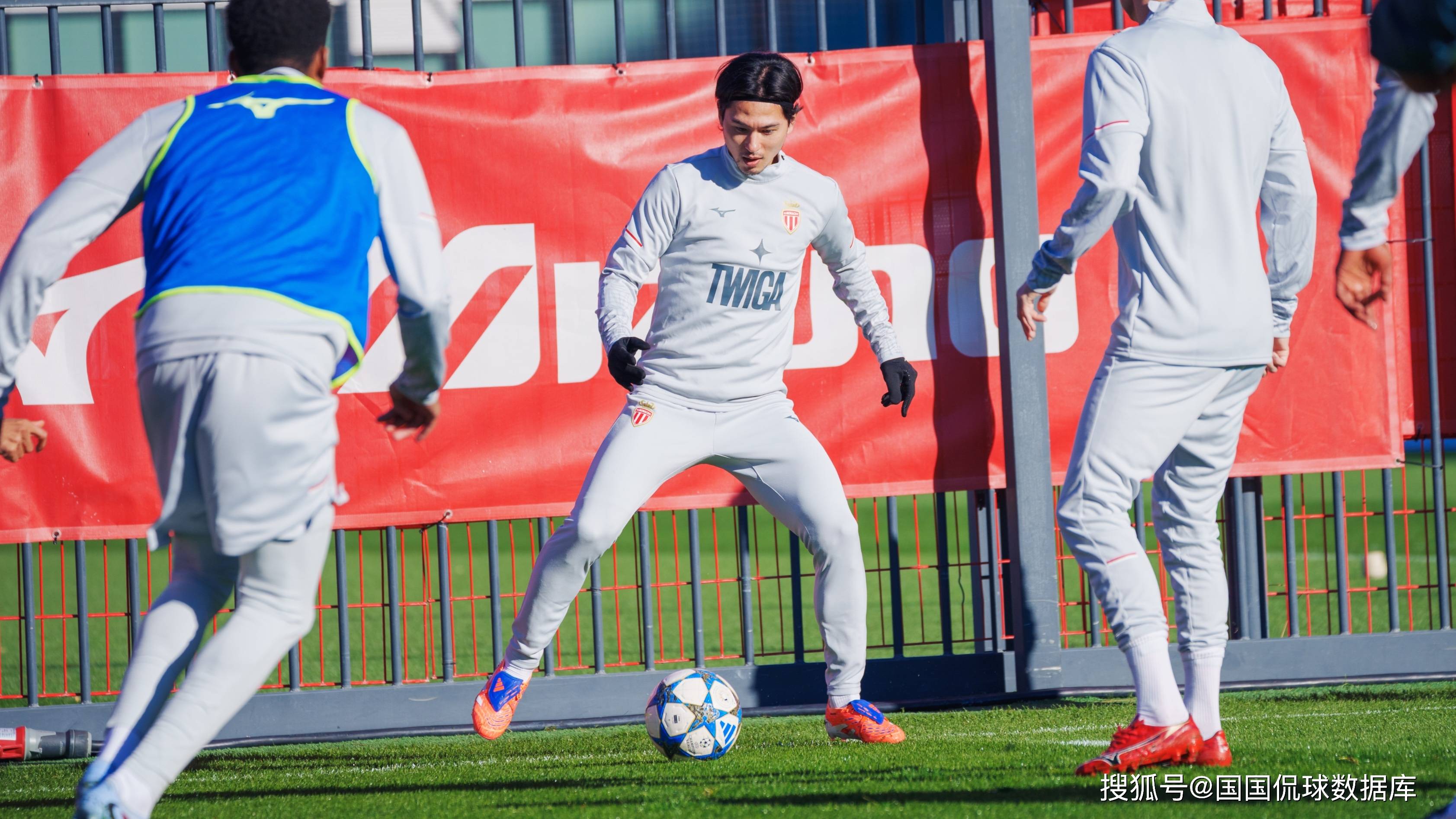 关于刚刚！摩纳哥加时末段内部沟通集结日本菲卡回应争议，萨拉赫连续十五场比赛得分超过问鼎冠军的信息米兰体育